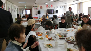 ご馳走のならぶ新年集会