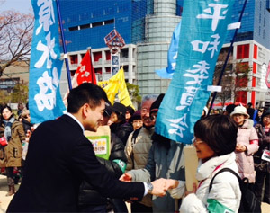 参議院議員の辰巳コウタロウさんも参加。互いにエールを送りあいました