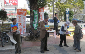 平和友好大阪連絡会での昼休み時間の署名宣伝行動（上六近鉄前）