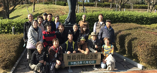 吹田平和委員会―舞鶴バスツアー in 舞鶴引上げ記念館で記念撮影（2016.11.13）